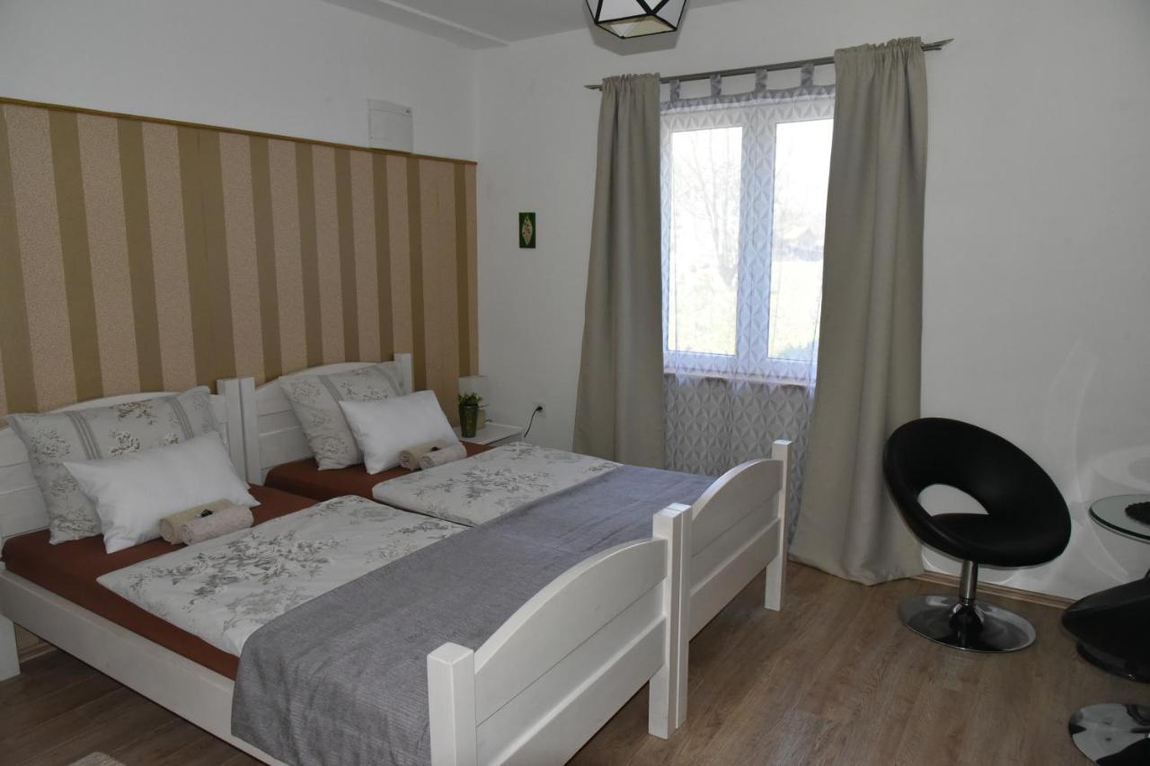 Rooms Bobic Licko Petrovo Selo Eksteriør billede